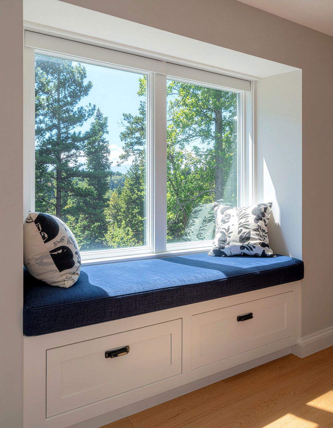 Dog room window seat - 30 dog bedroom ideas