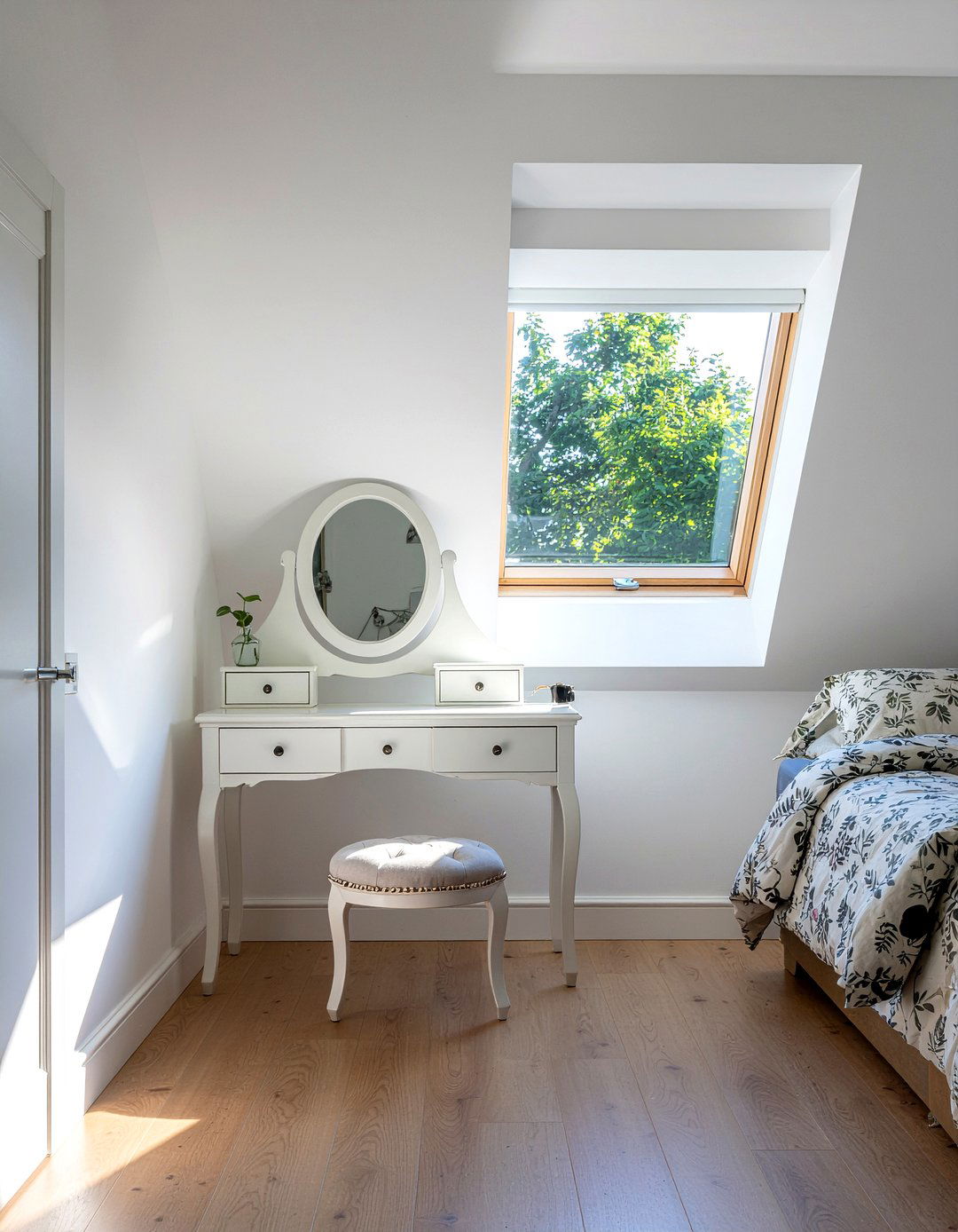 Dormer window bedroom - 30 oddly shaped bedroom ideas