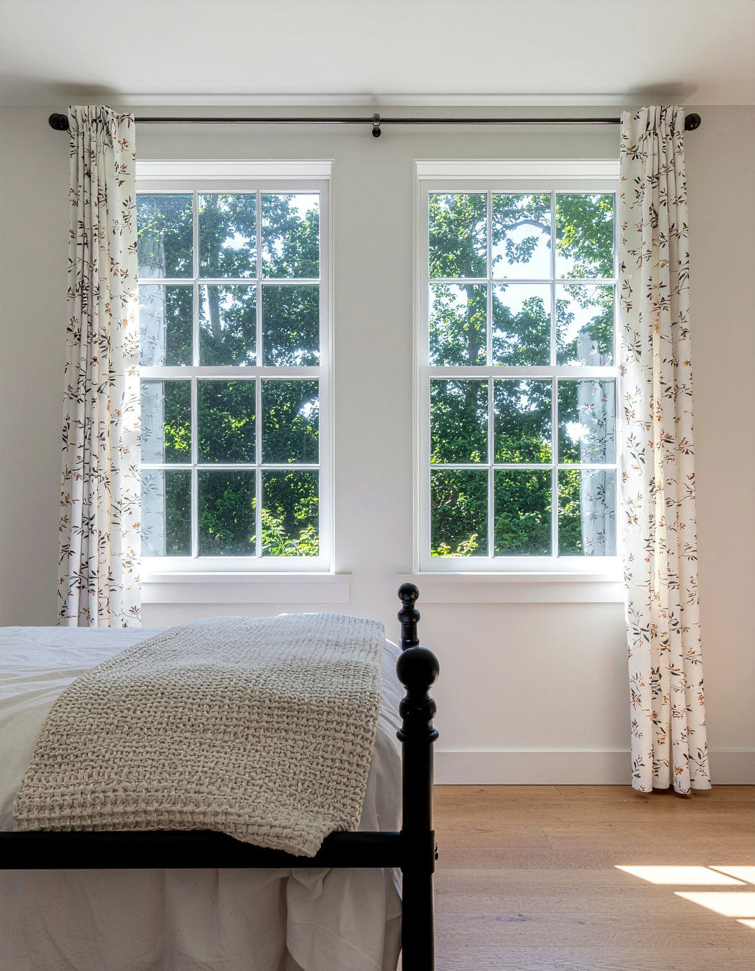 Double hung windows - 30 bedroom window ideas