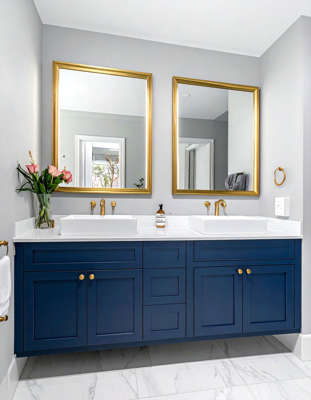 Double sink vanity - 30 townhouse bathroom ideas