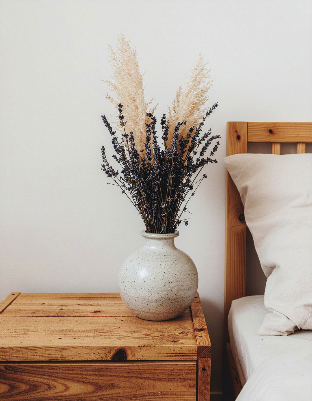 Dried flower arrangement - 30 Parisian bedroom ideas