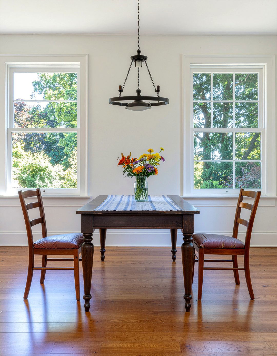 Dutch Colonial Dining Room - 30 European inspired dining room ideas