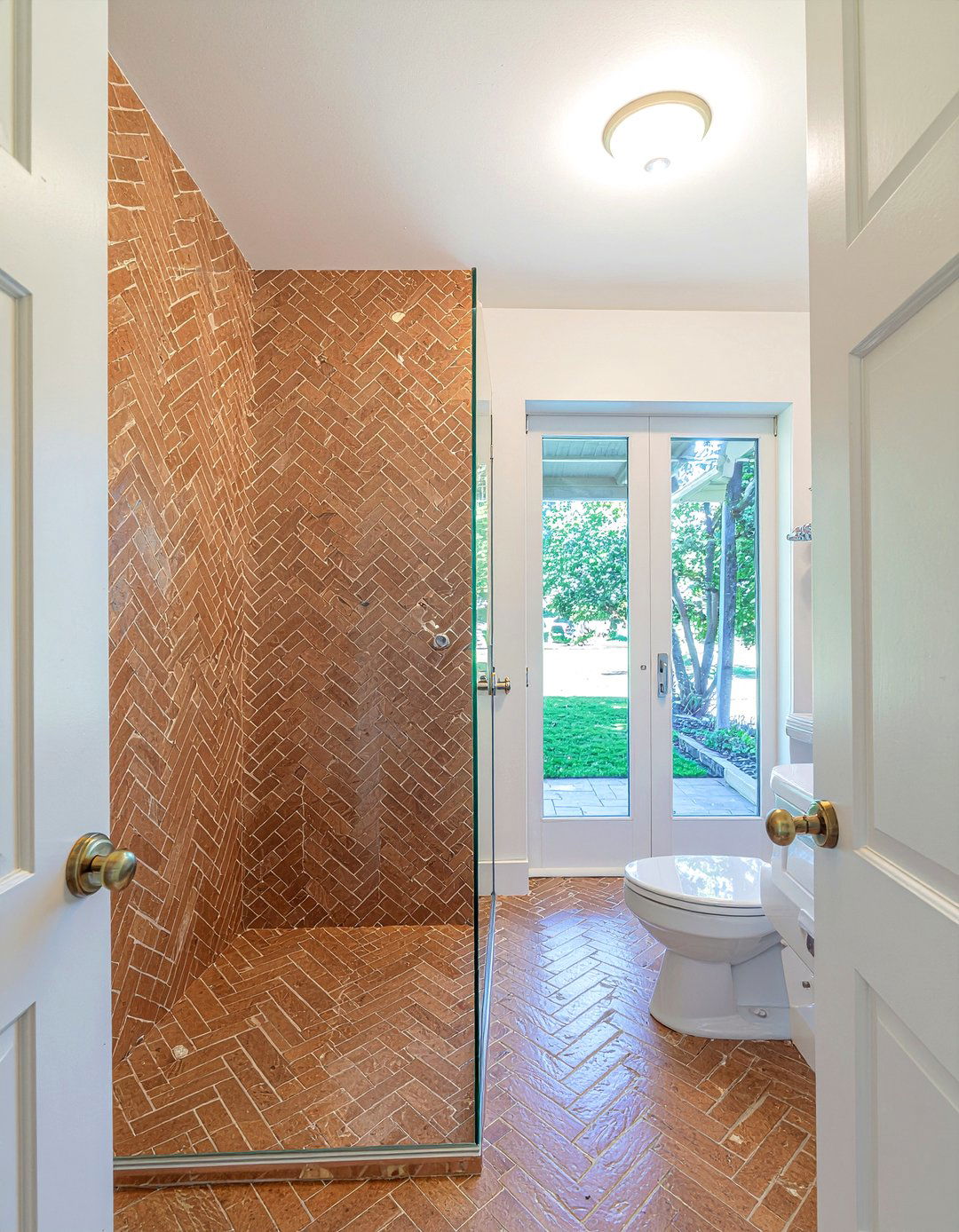 Earthy Orange Tile - 30 rust bathroom ideas