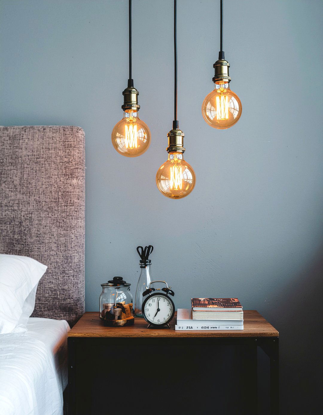 Edison Bulb Lighting - 30 industrial bedroom ideas