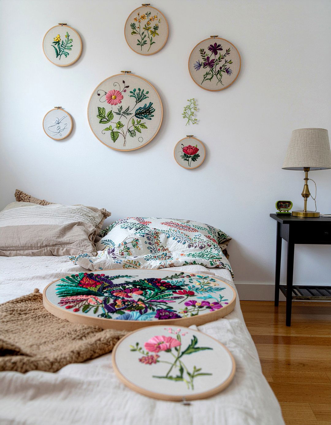 Embroidered Hoop Art - 30 handmade bedroom ideas