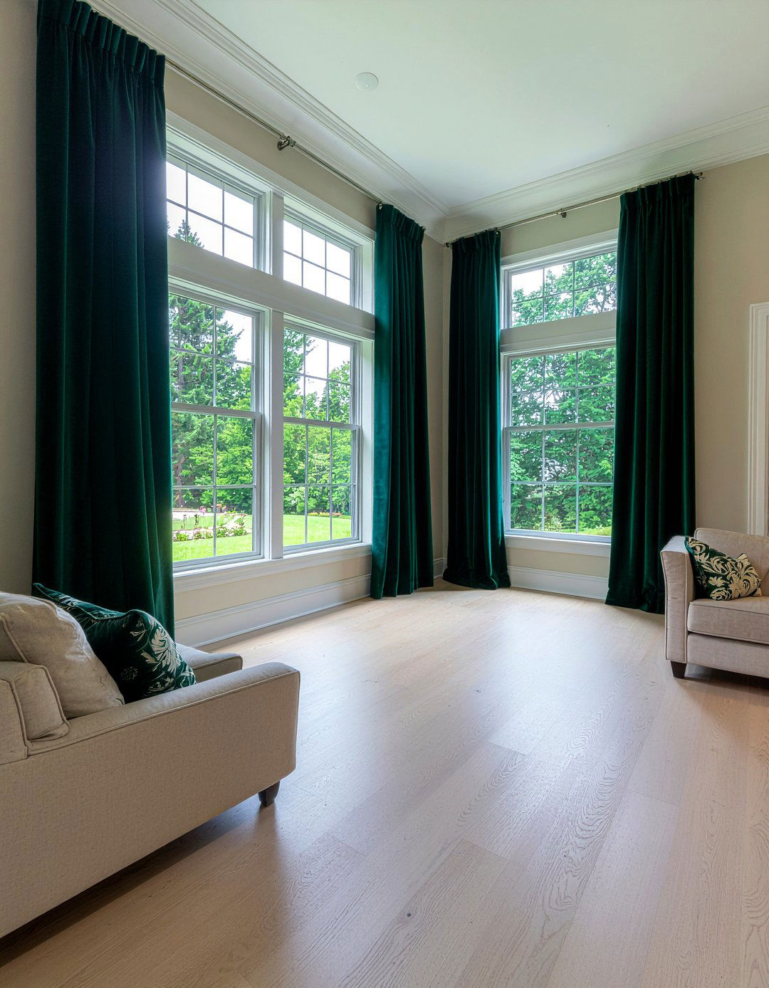 Emerald green curtains - 30 emerald living room ideas