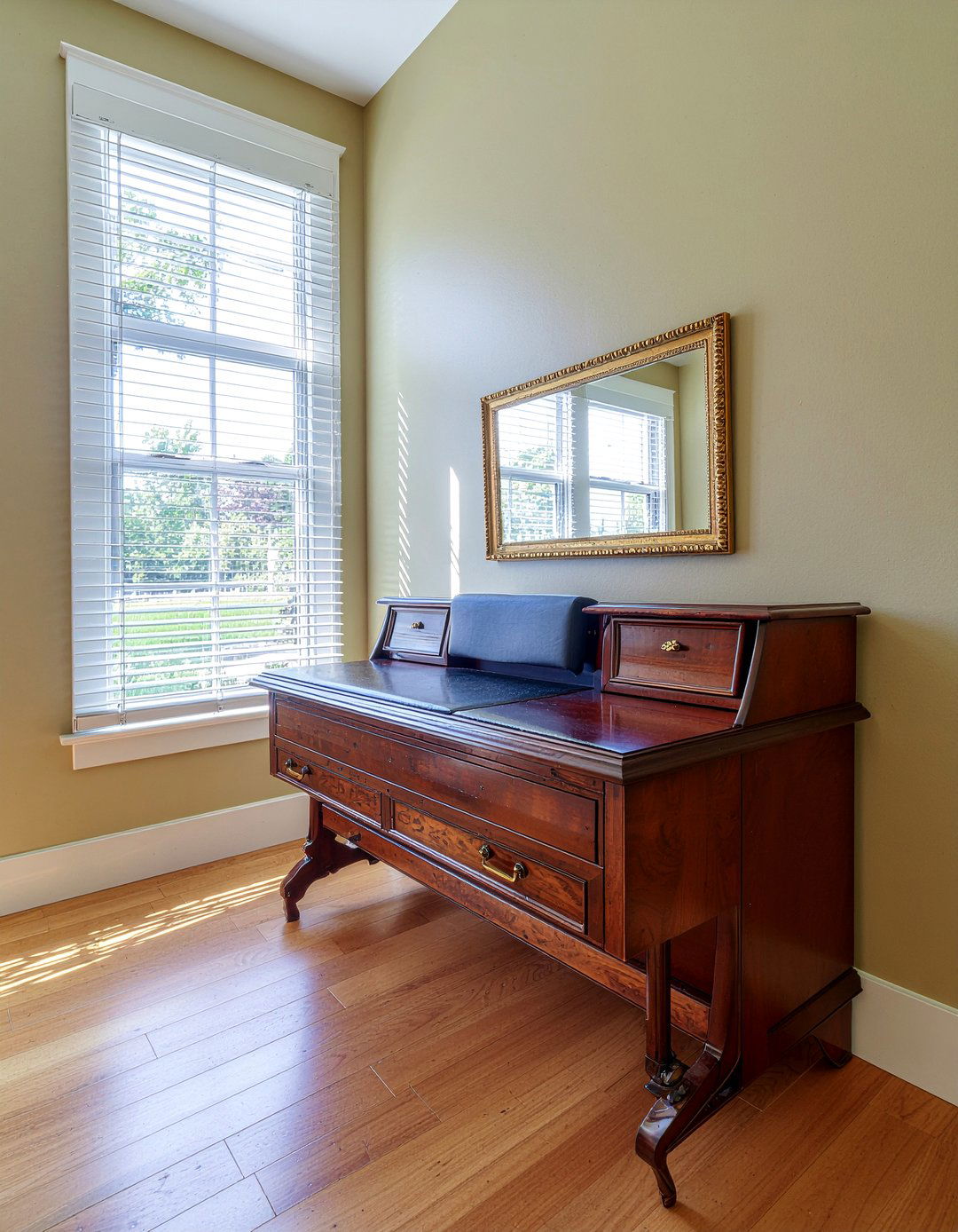 Empire Style Writing Desk - 30 living room Empire furniture ideas