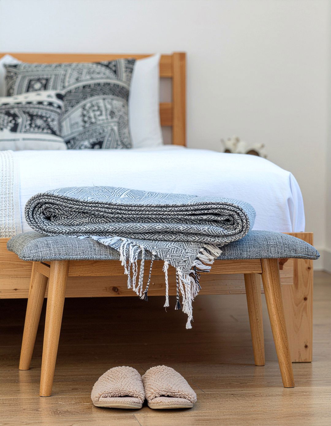 End of Bed Bench - 30 inexpensive bedroom ideas