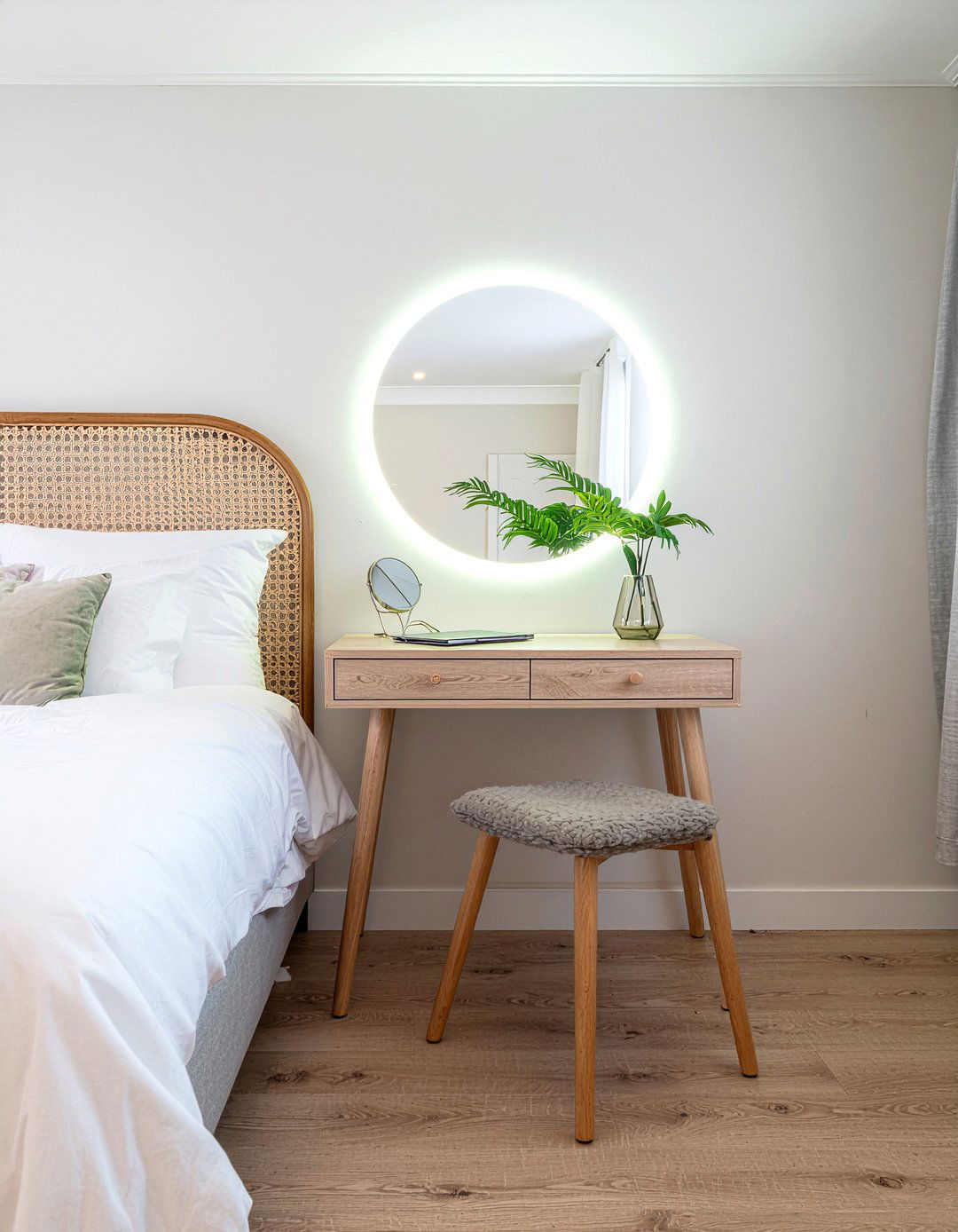 End of bed desk - 30 bedroom office combo ideas