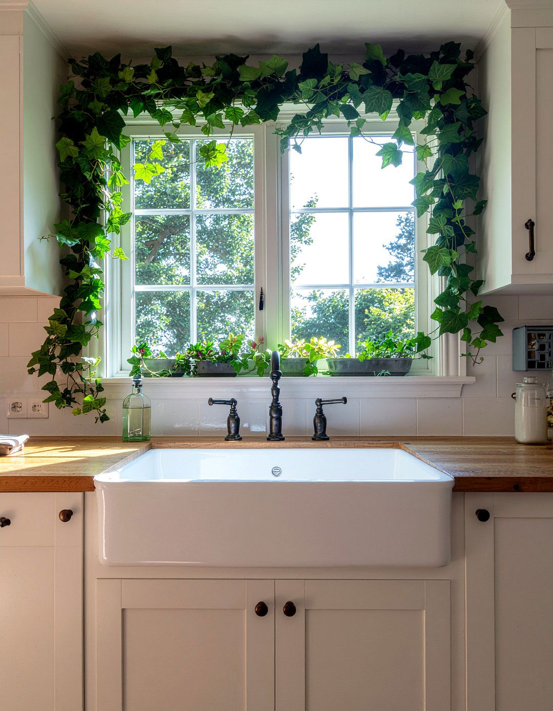 English Ivy Above Kitchen Sink - 30 hanging plant kitchen ideas