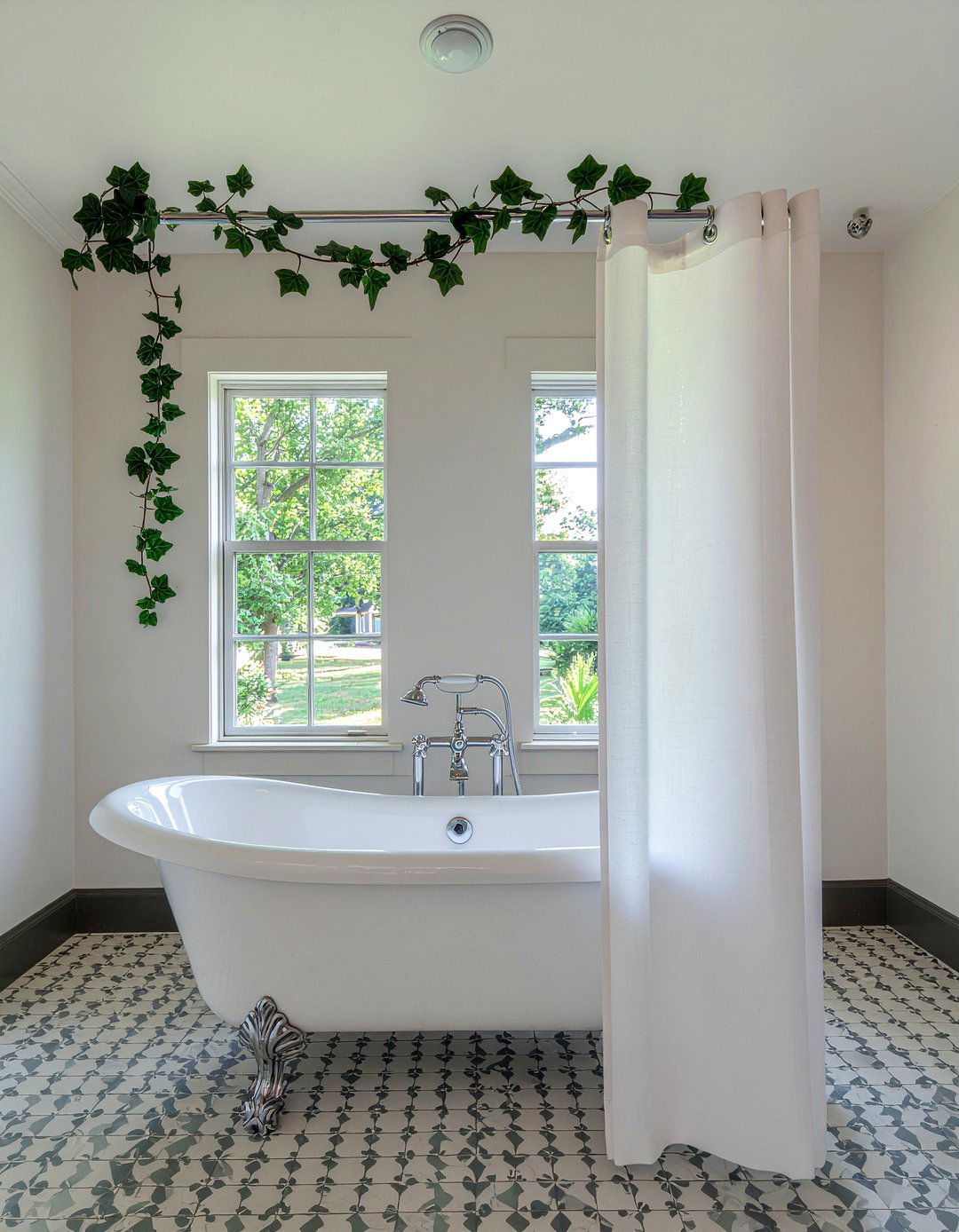 English Ivy Shower Curtain Rod - 30 bathroom plant ideas