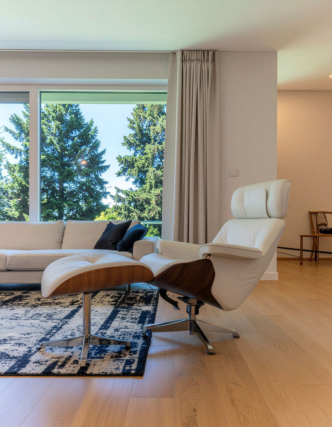 Ergonomic lounge chair - 30 senior friendly living room ideas