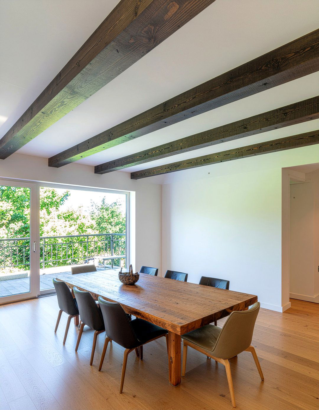 Exposed ceiling beams - 30 countryside dining room ideas