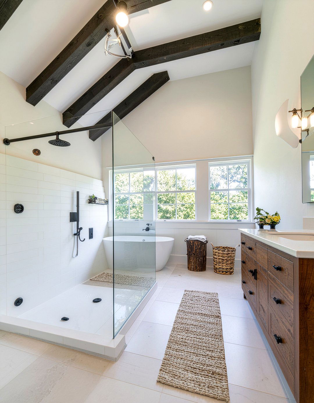 Exposed wood beams - 30 French bathroom ideas