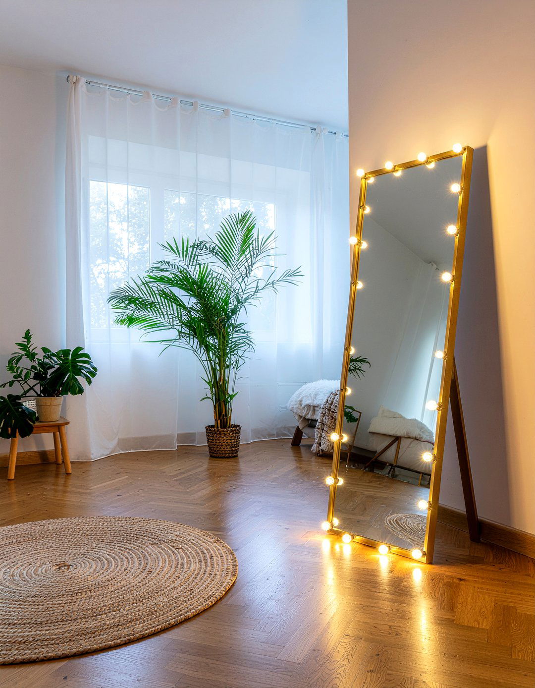 Fairy lights around mirror - 30 bedroom fairy lights ideas