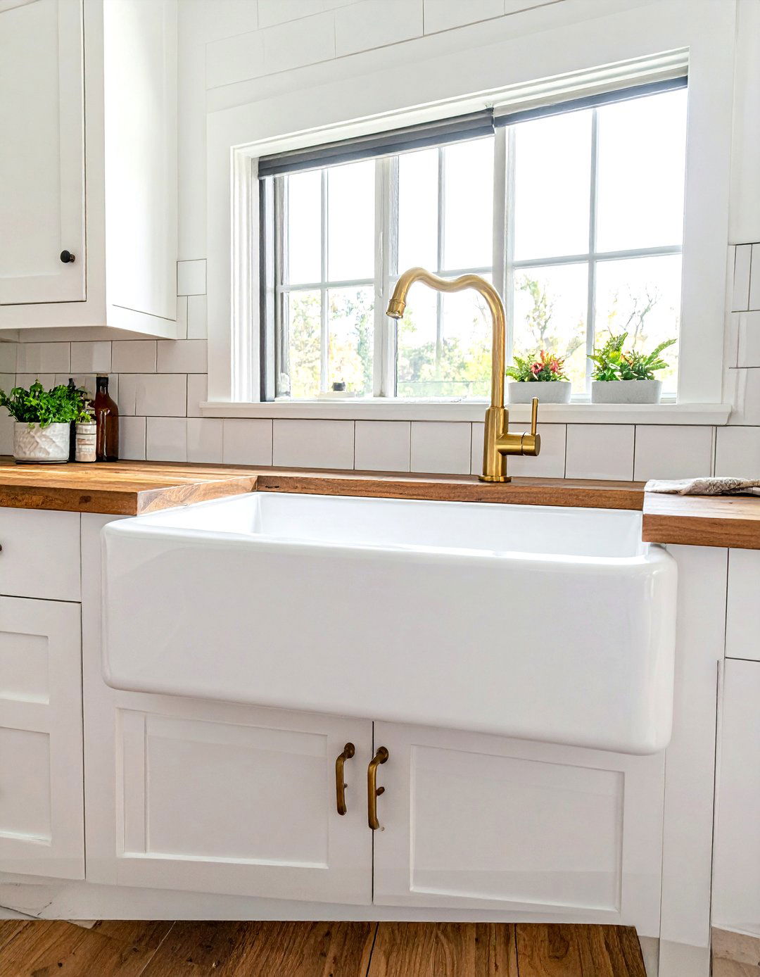 Farmhouse Brass Faucet - 30 brass faucet ideas