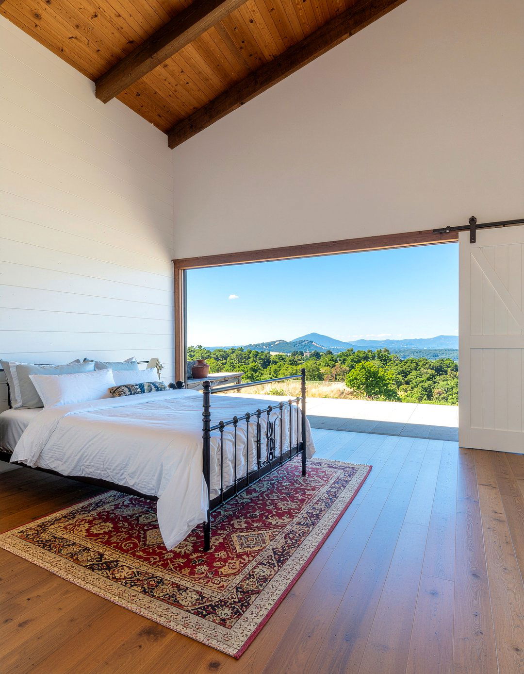 Farmhouse Mountain Bedroom - 30 mountain house bedroom ideas