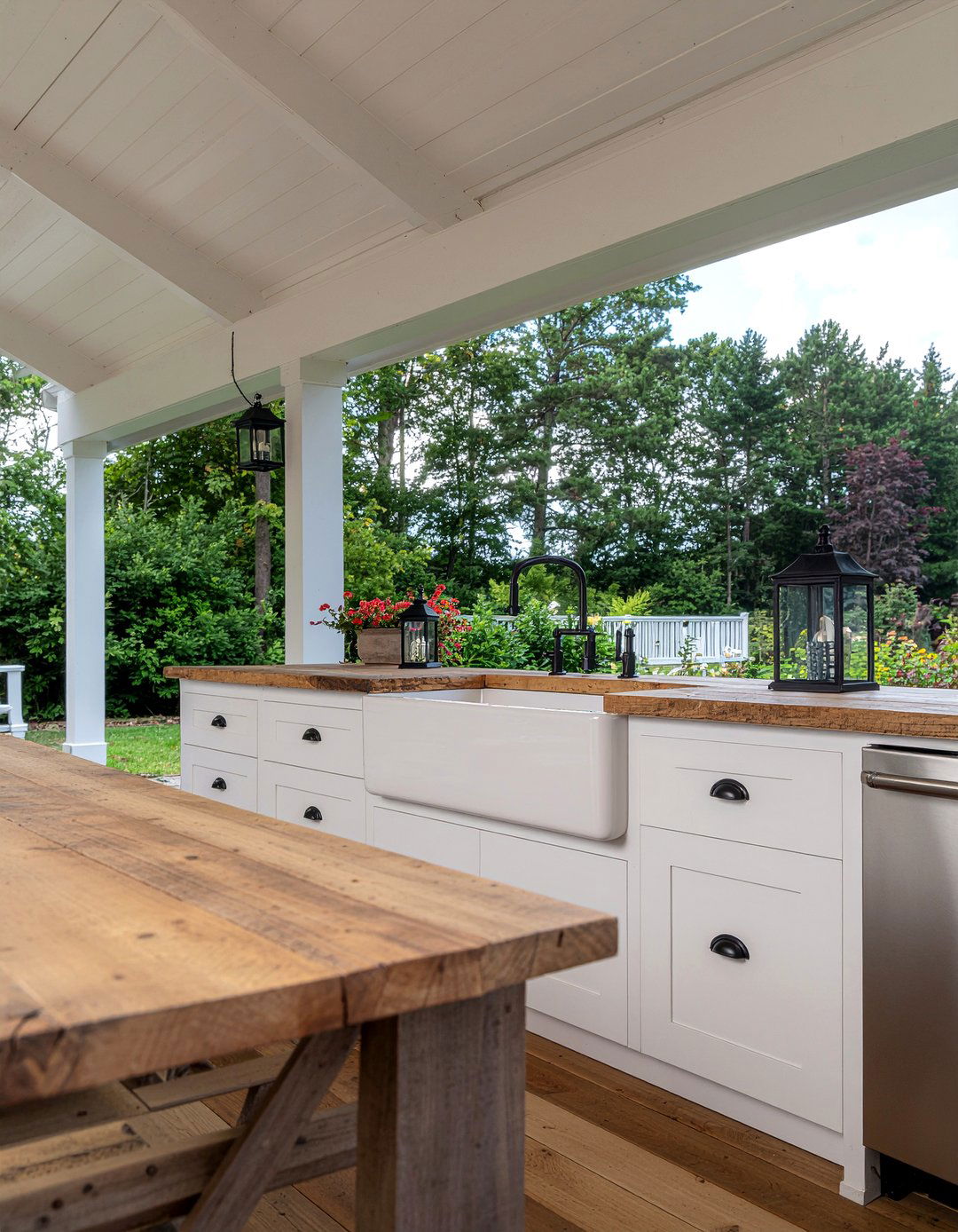 Farmhouse Outdoor Kitchen - 30 covered outdoor kitchen ideas
