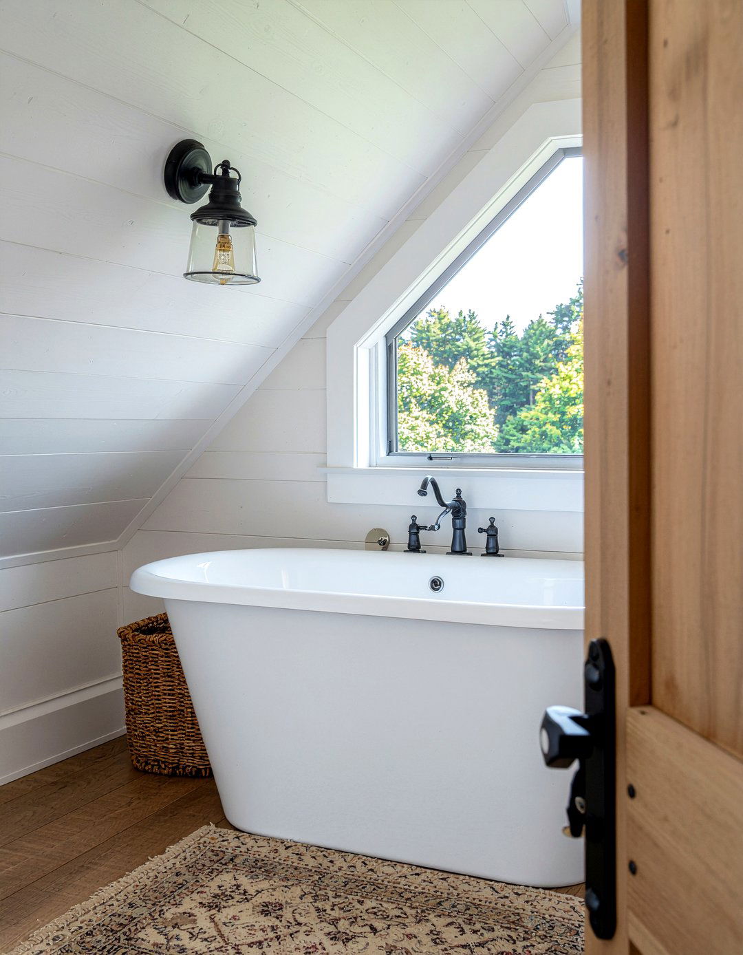 Farmhouse attic bathroom look - 30 attic bathroom ideas