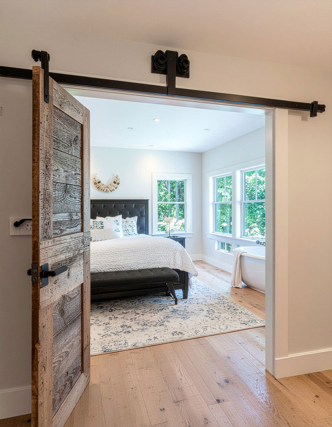 Farmhouse barn door - 30 New England bedroom ideas
