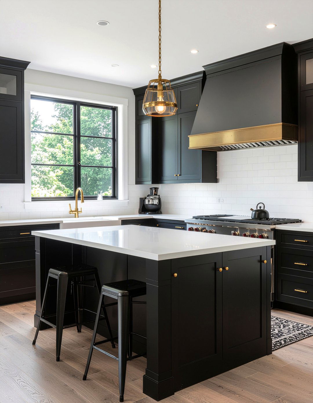 Farmhouse kitchen with black and gold - 30 mixed metal kitchen ideas