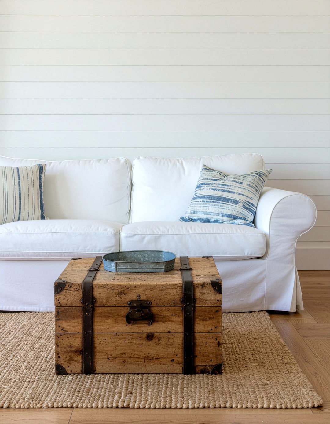 30 Classic Living Room Rolled Arm Sofa Ideas for Timeless Comfort