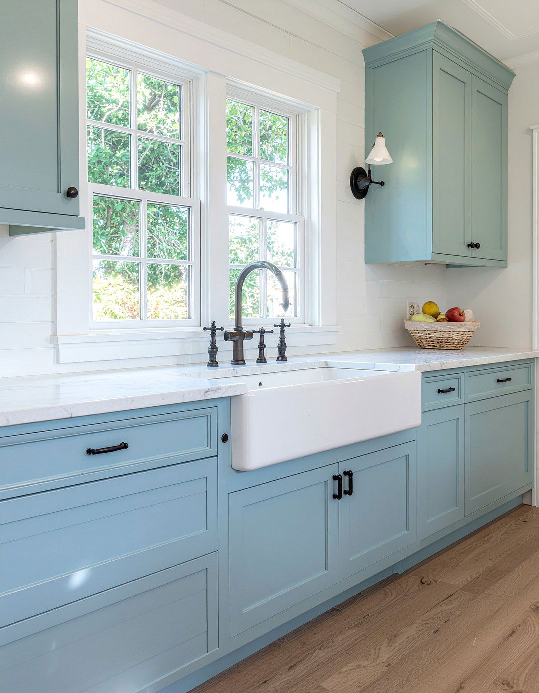 Farmhouse sink coastal kitchen - 30 beach kitchen ideas