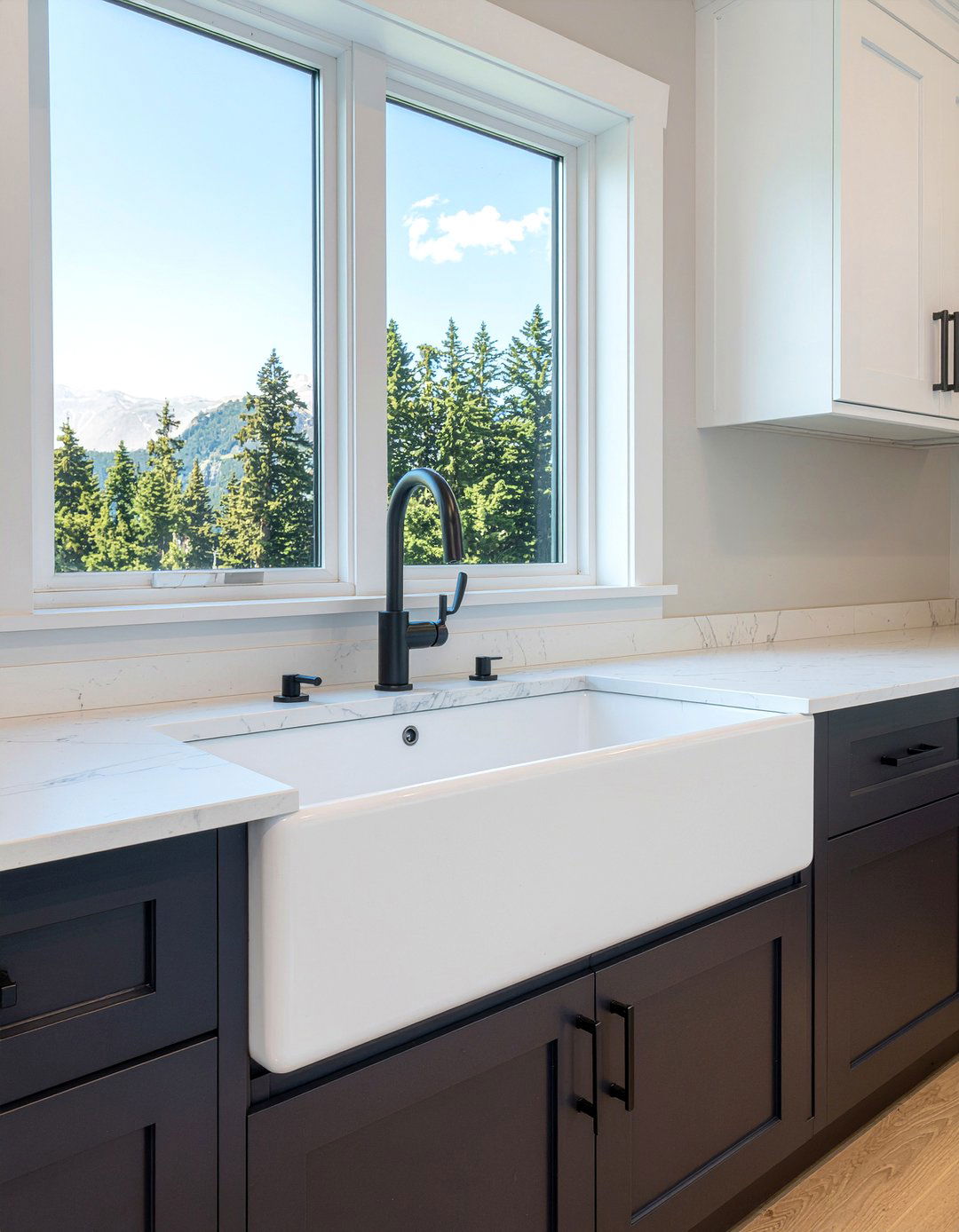 Farmhouse sink white marble - 30 ski house kitchen ideas