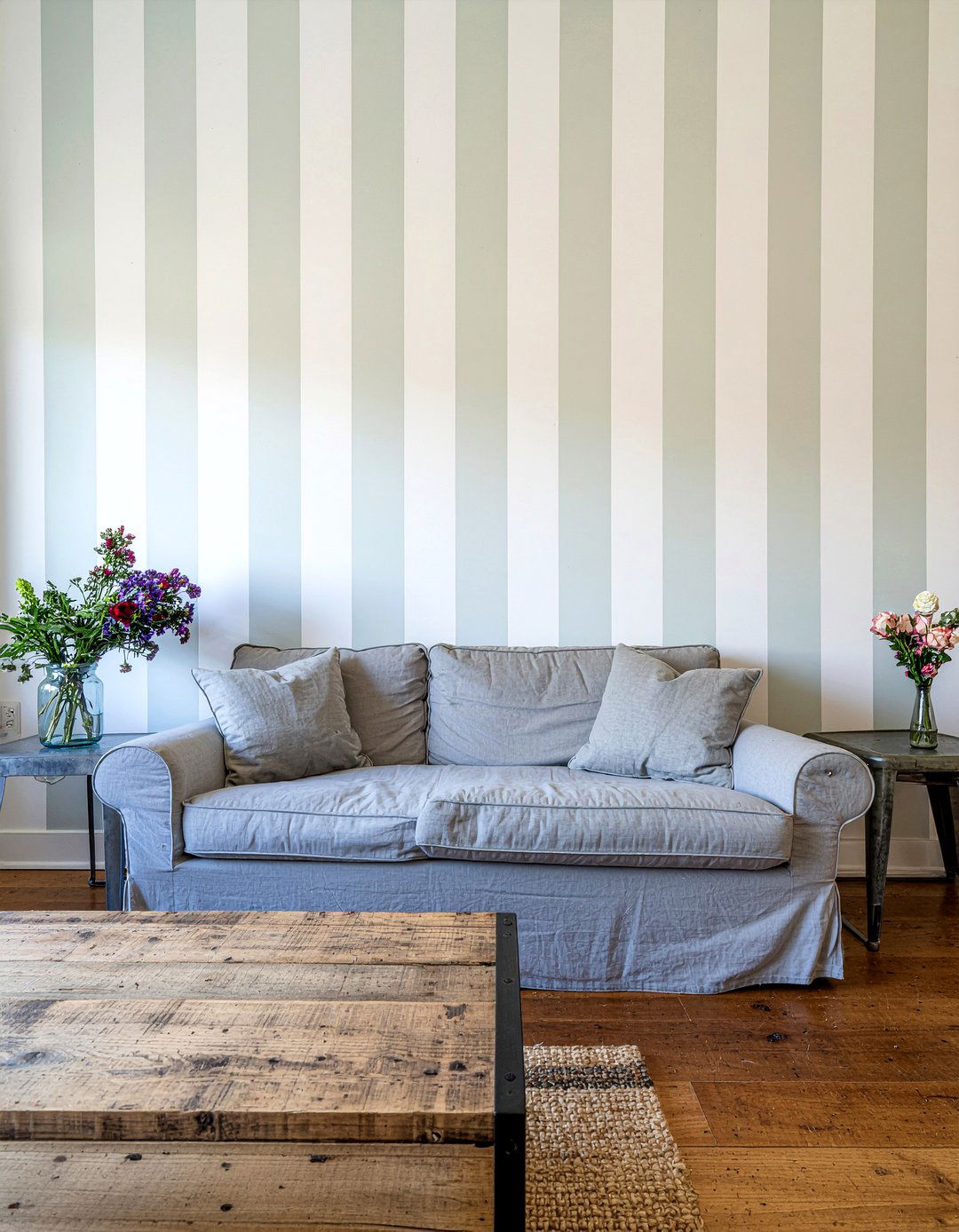 Farmhouse striped wallpaper - 30 living room striped wallpapers