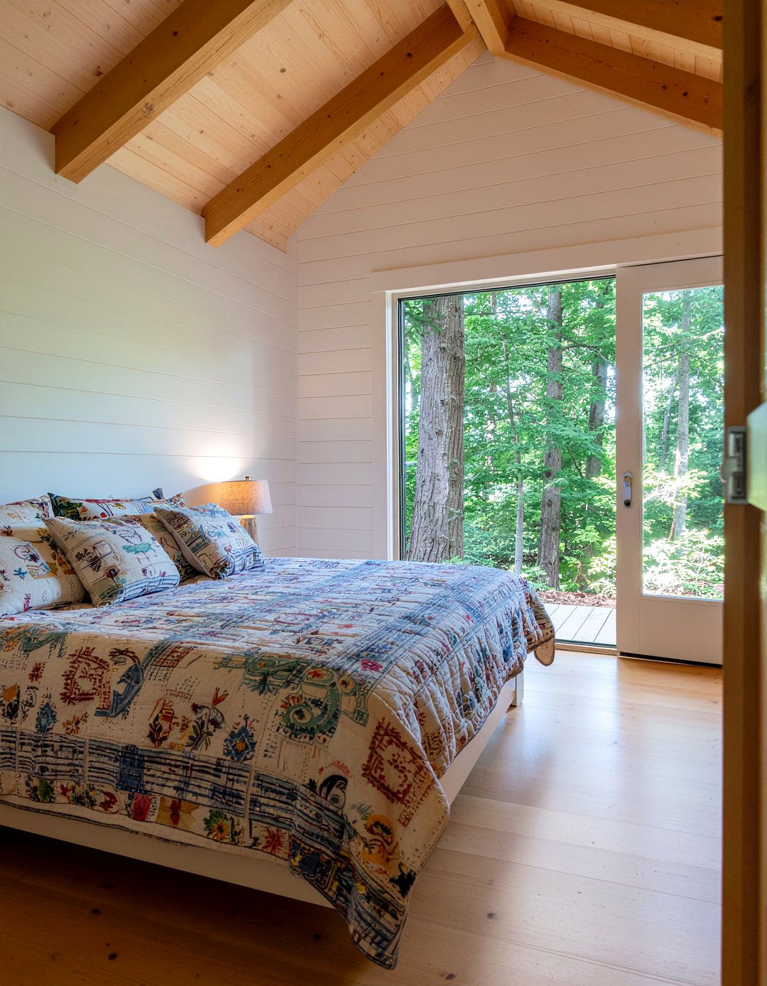 Farmhouse treehouse interior - 30 treehouse bedroom ideas