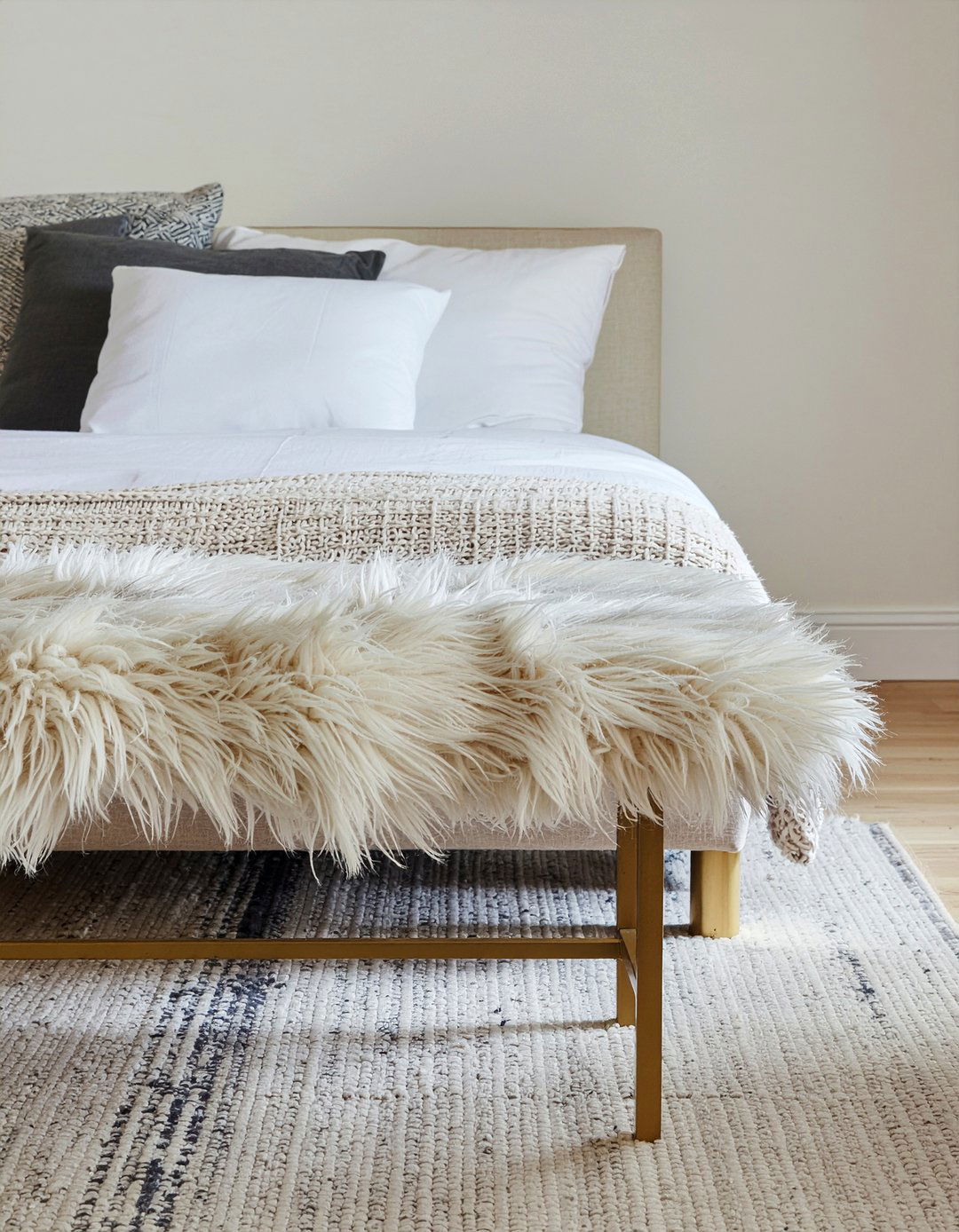 Faux Fur Bench For Foot Of Bed - 30 faux fur bedroom ideas