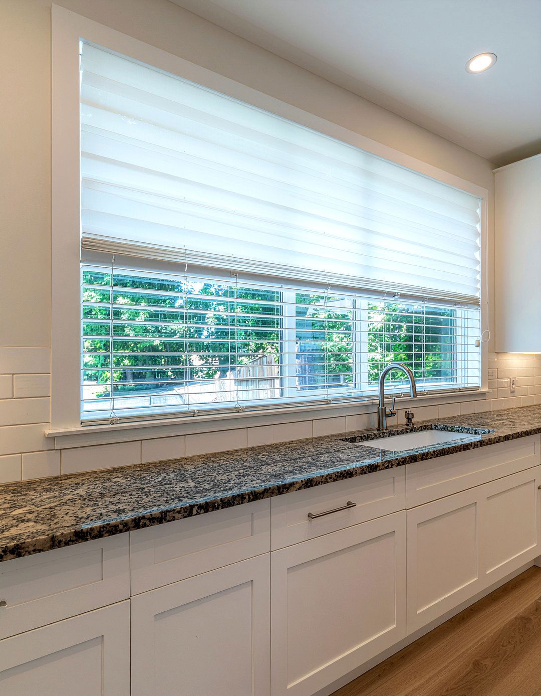 Faux Wood Blinds - 30 kitchen window treatment ideas