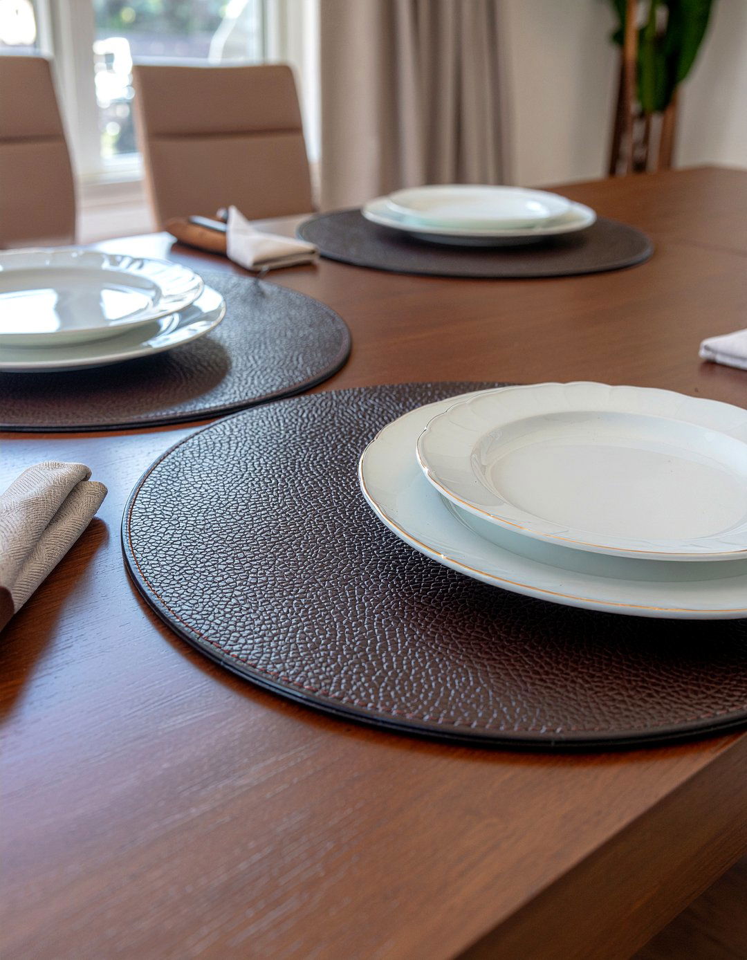 Faux leather charger plates - 30 charger plate dining ideas