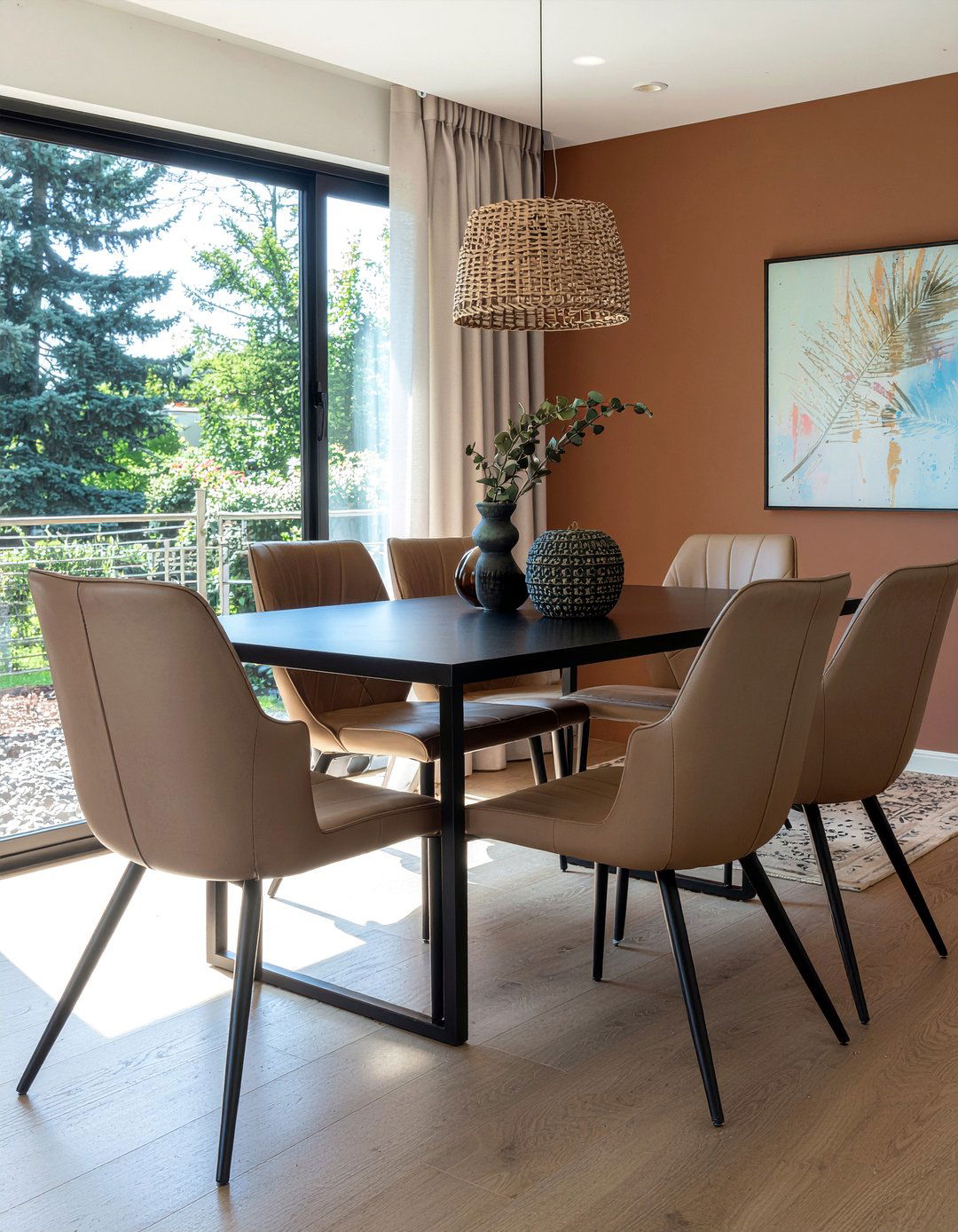 Faux leather dining chairs - 30 family-friendly dining room ideas