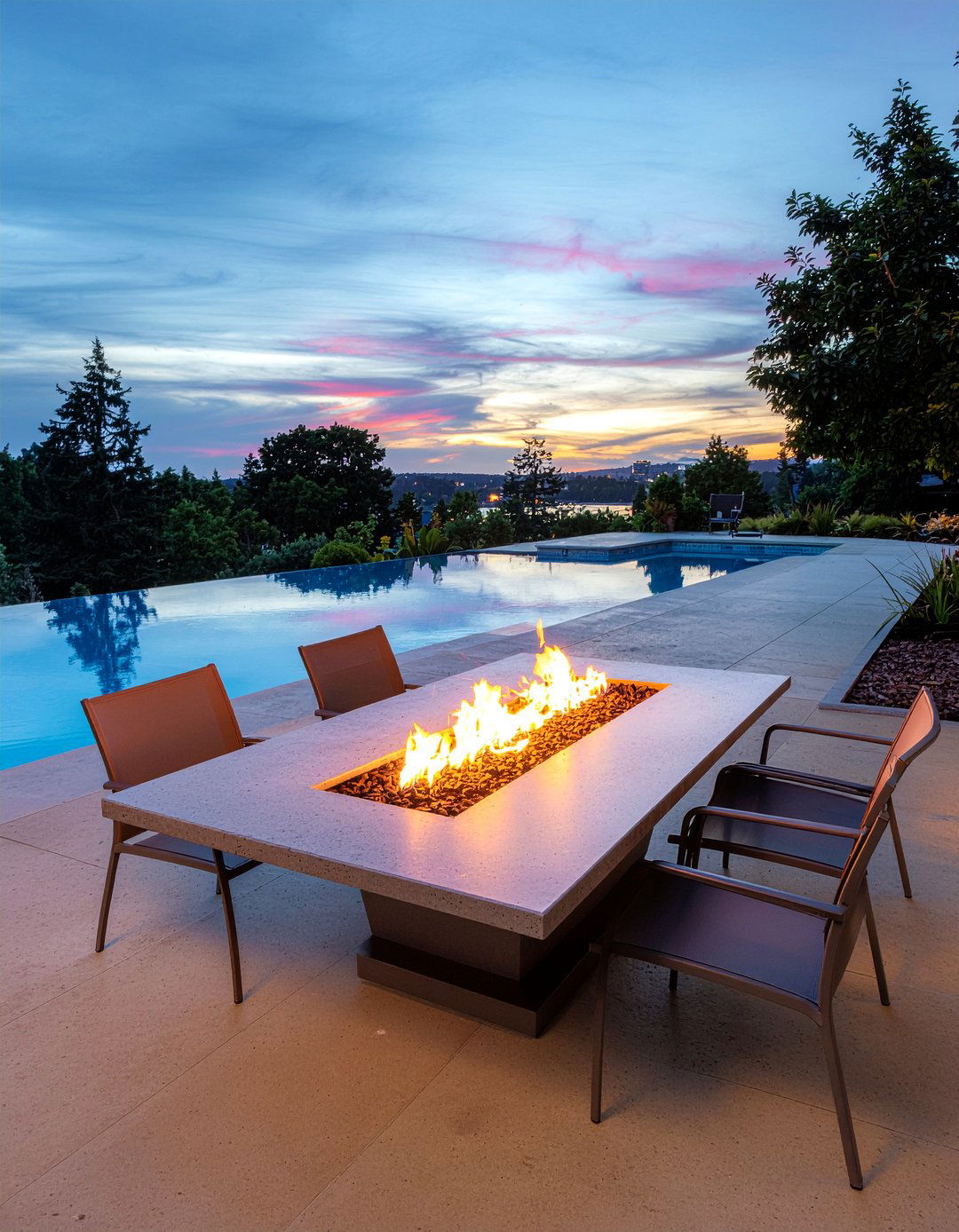 Fire Pit Table - 30 poolside dining ideas