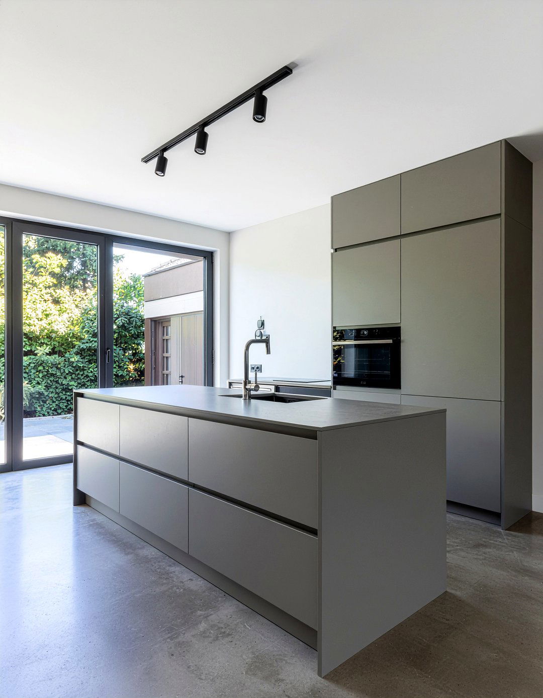 Flat panel kitchen cabinets - 30 kitchen door ideas