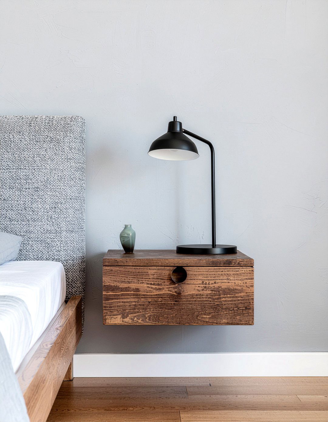 Floating bedside table - 30 contemporary bedroom ideas