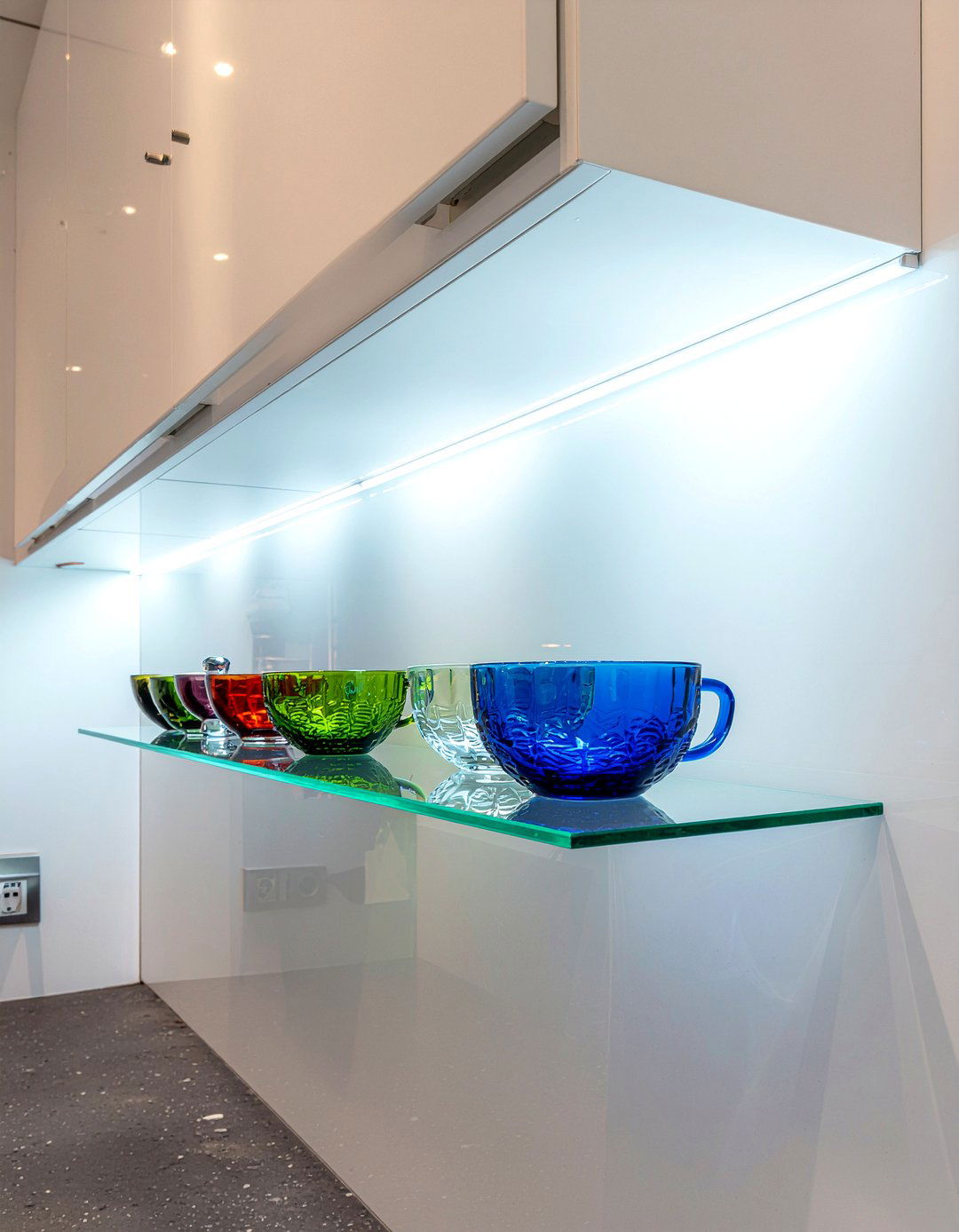 Floating glass shelves - 30 kitchen display ideas