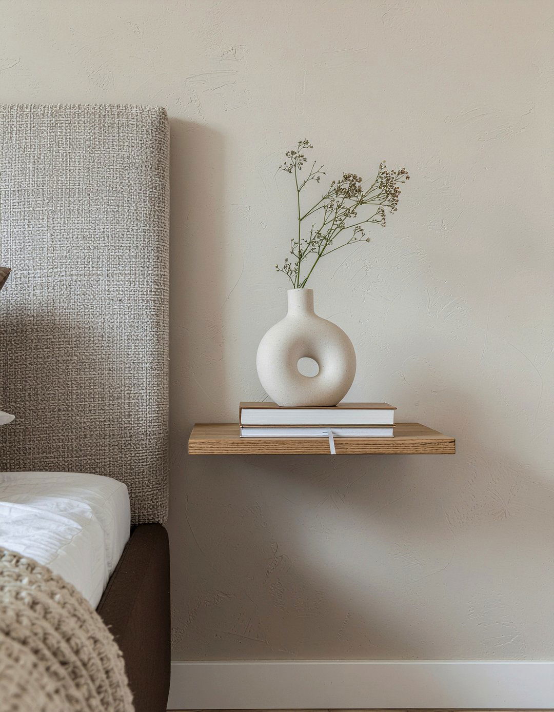 Floating nightstand - 30 warm minimalist bedroom ideas