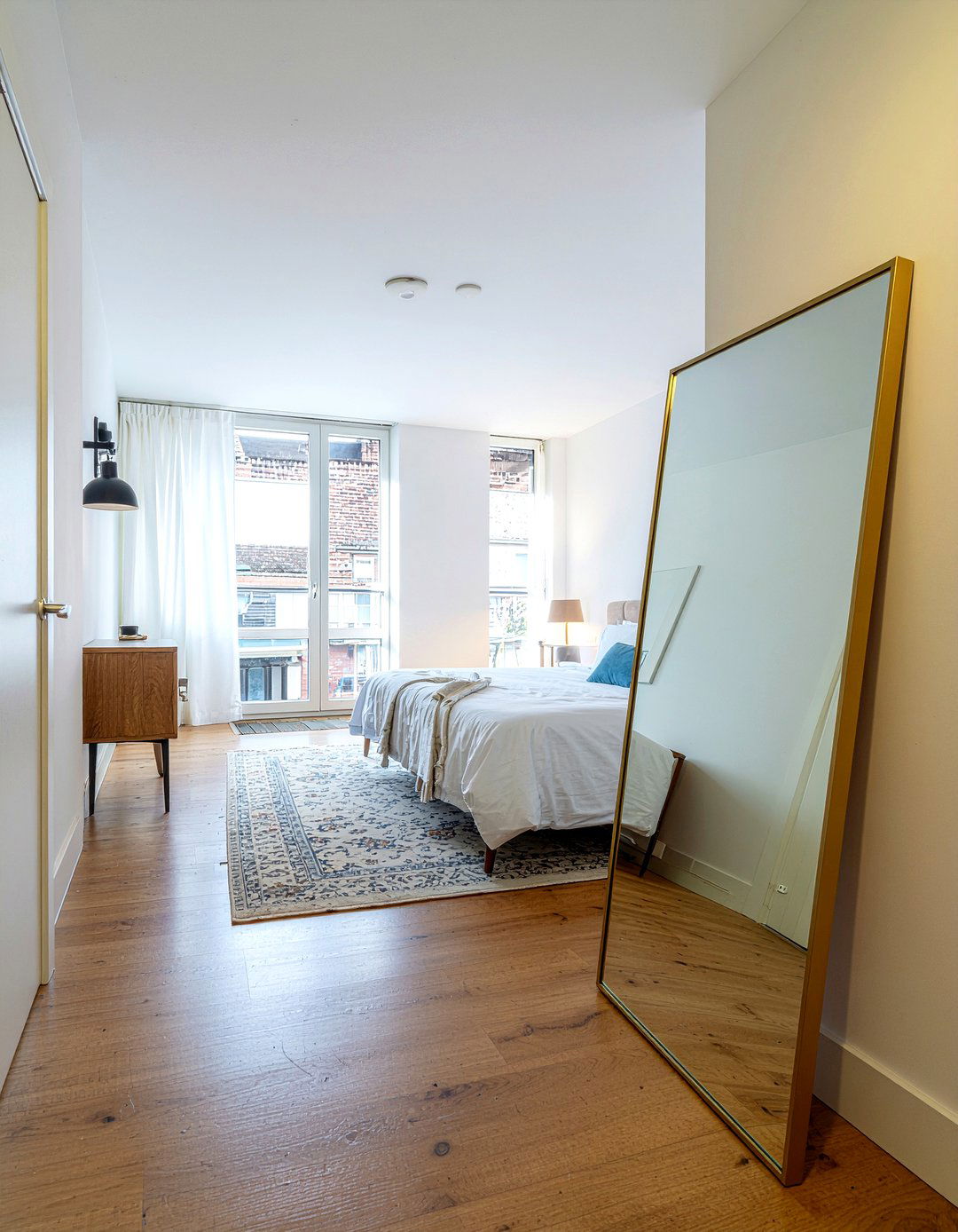 Floor Length Leaner Mirror - 30 narrow bedroom ideas