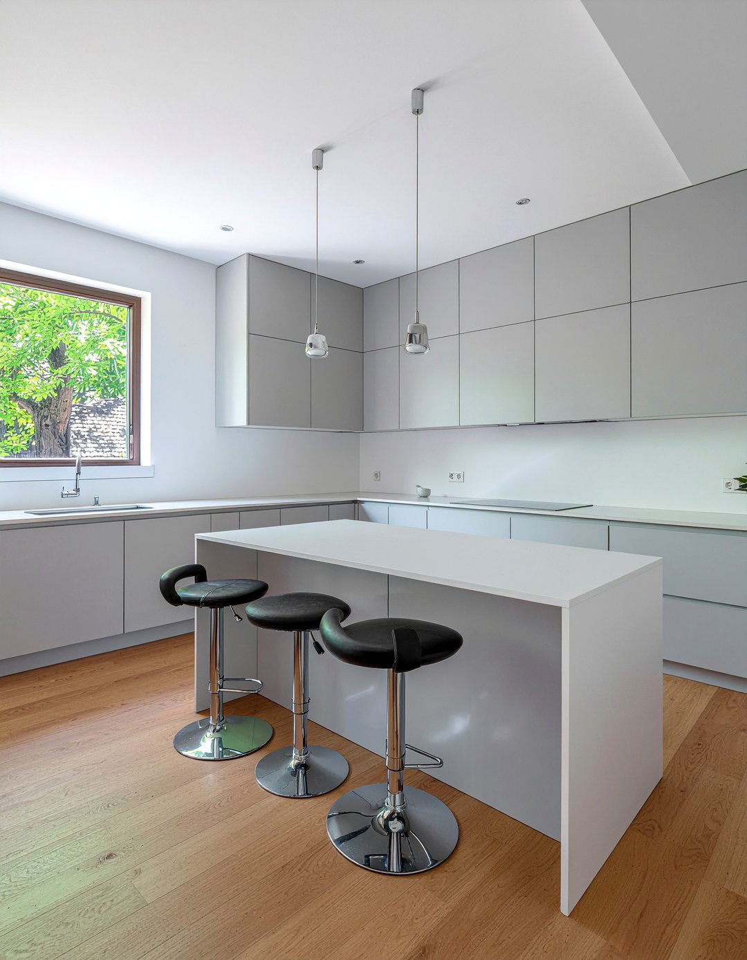 Floor To Ceiling Cabinets - 30 chef's kitchen ideas