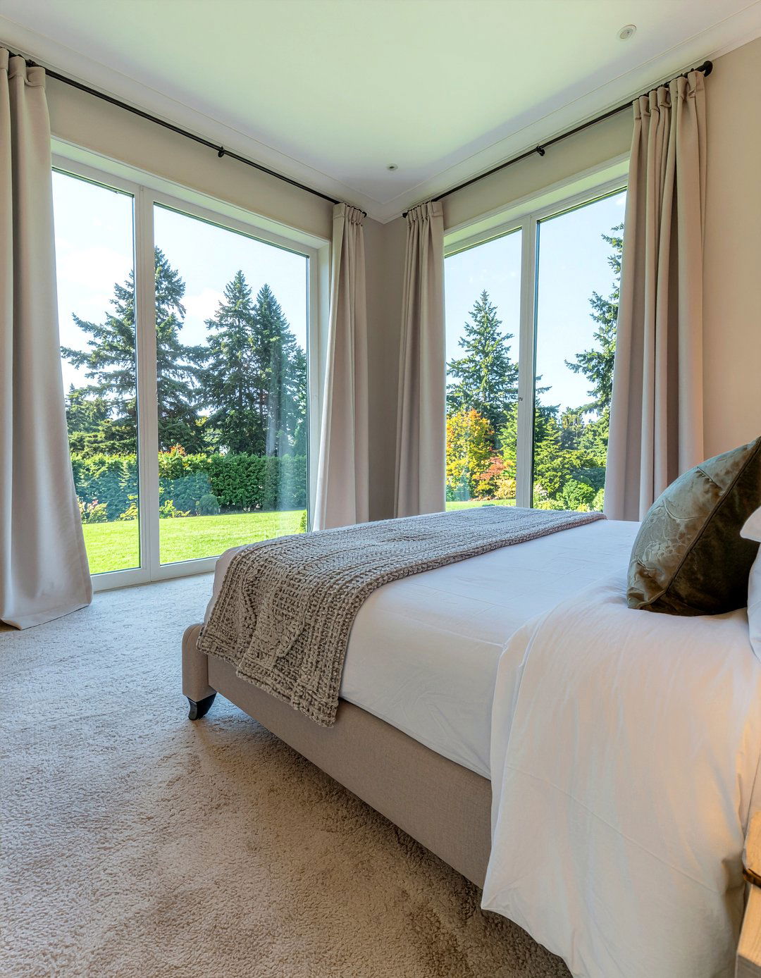 Floor To Ceiling Curtains - 30 grand bedroom ideas