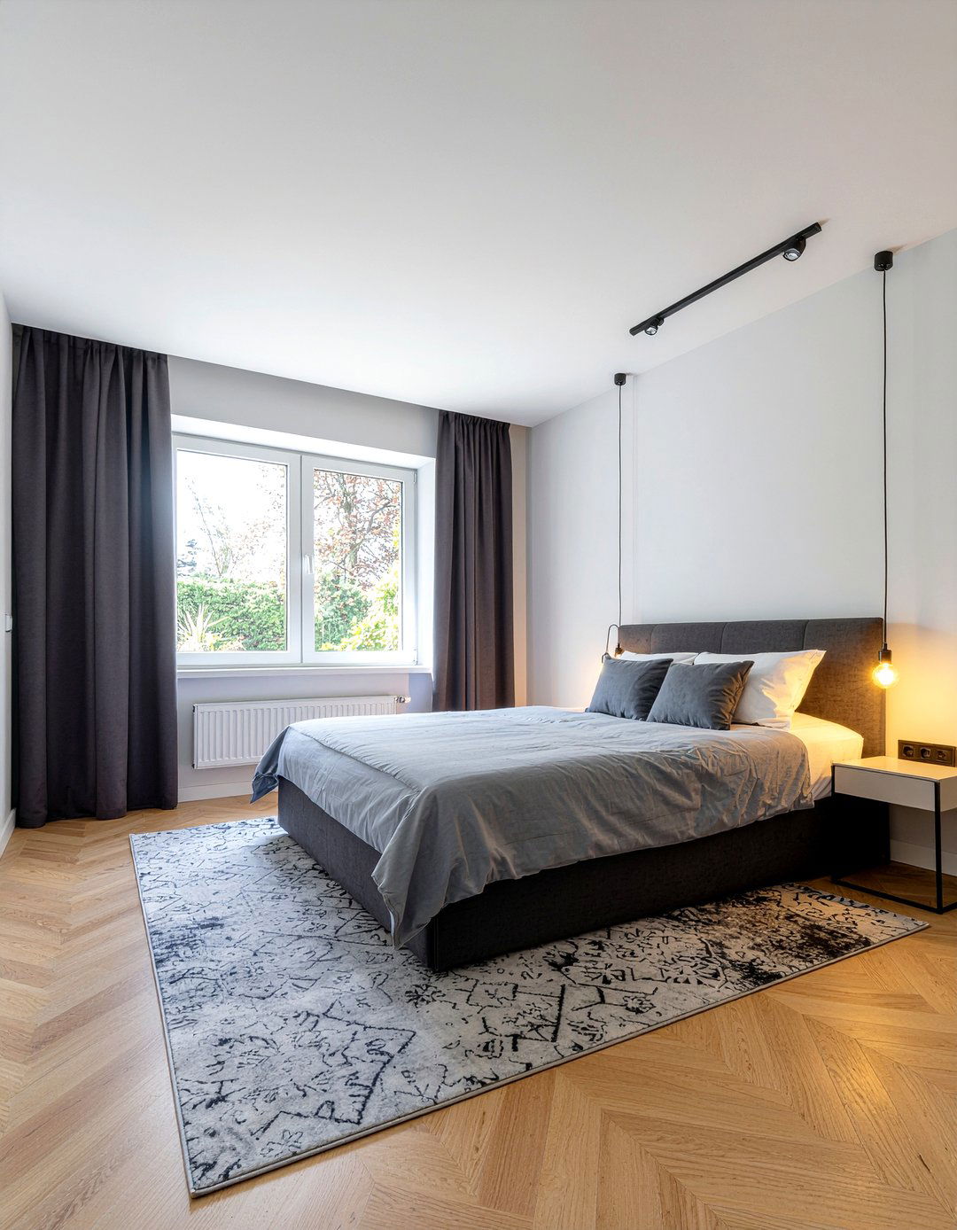 Floor To Ceiling Mirror - 30 hotel bedroom ideas