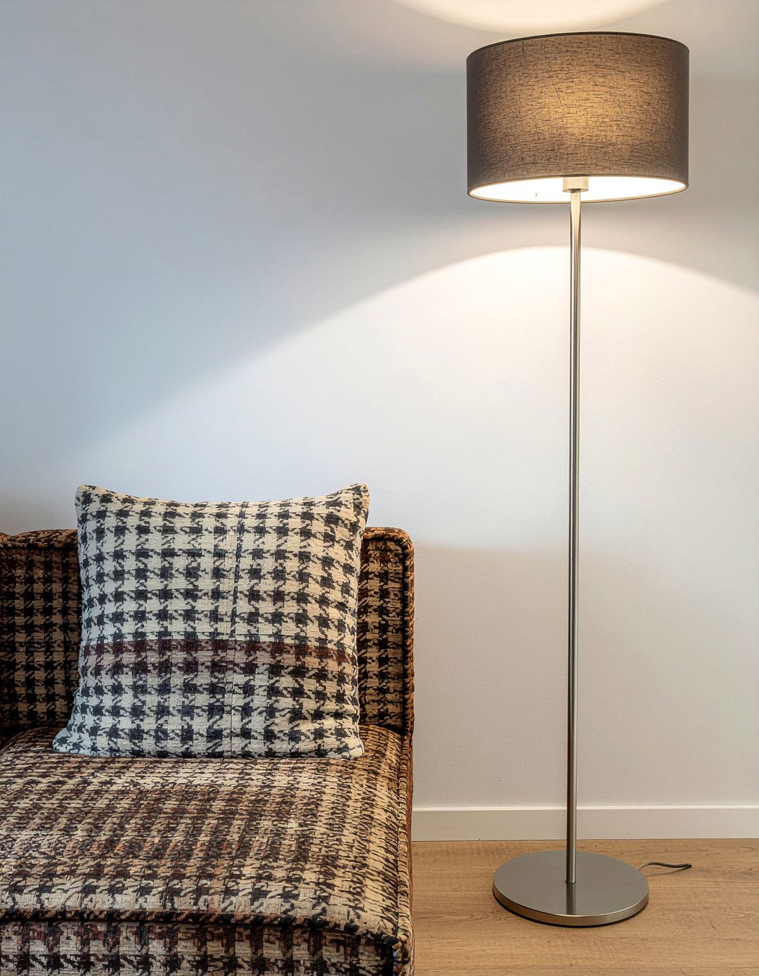 Floor lamp for mood lighting - 30 living room floor lamp placement