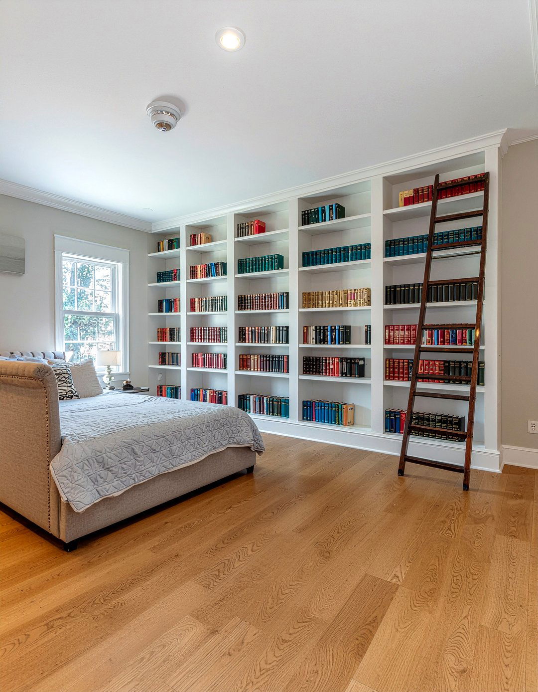 Floor to ceiling bookshelves - 30 bedroom shelving ideas