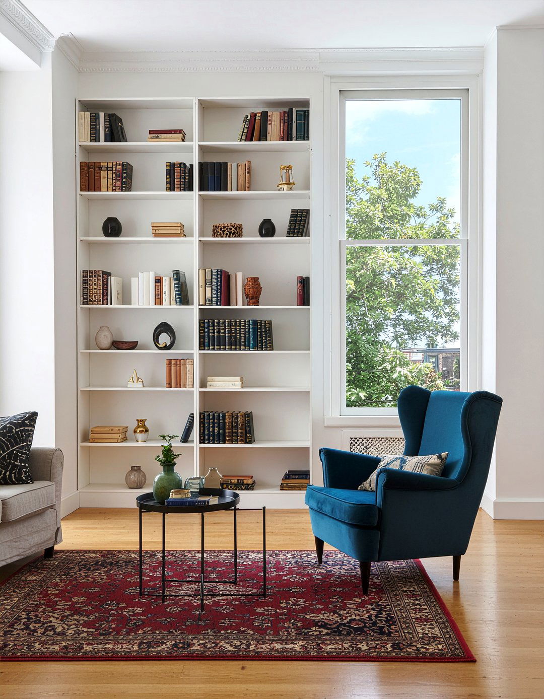 Floor to ceiling bookshelves - 30 living room millwork ideas