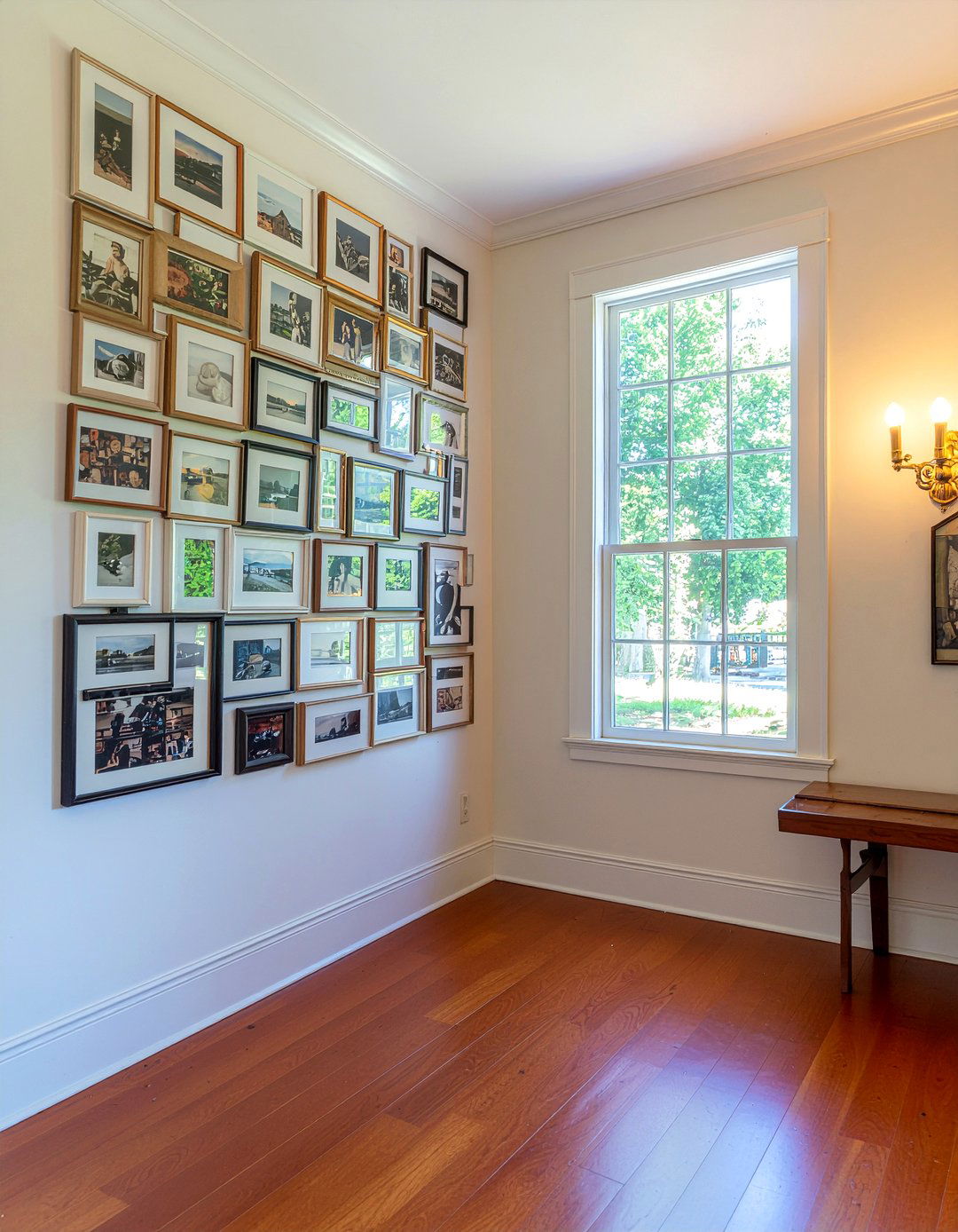 Floor to ceiling gallery - 30 living room photo displays