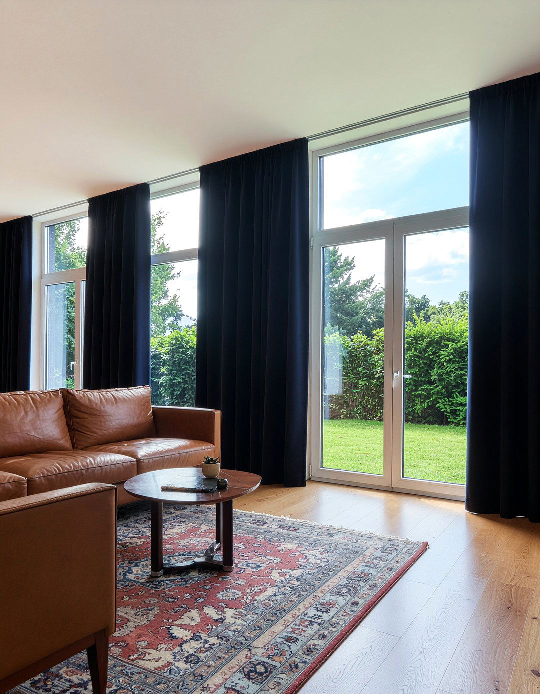 Floor to ceiling windows - 30 mid-century glam living room ideas