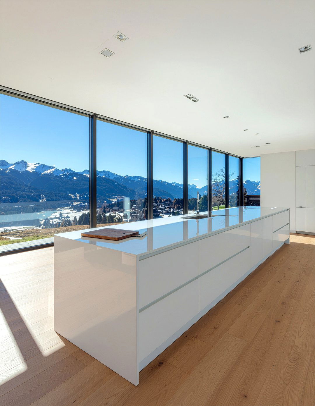 Floor to ceiling windows - 30 ski house kitchen ideas
