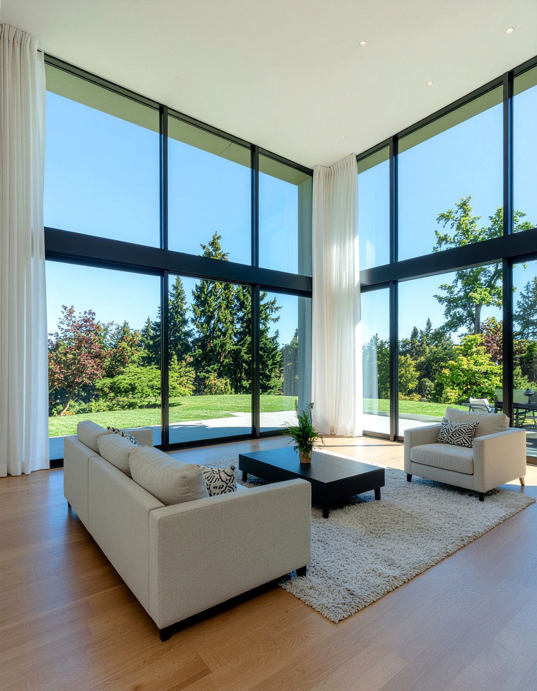 Floor to ceiling windows - 30 great room ideas